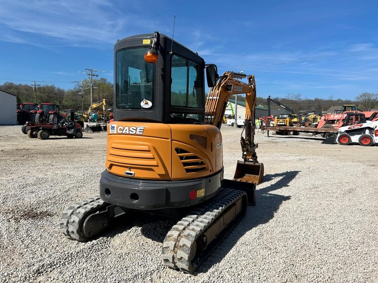 2023-case-cx37c-image-4