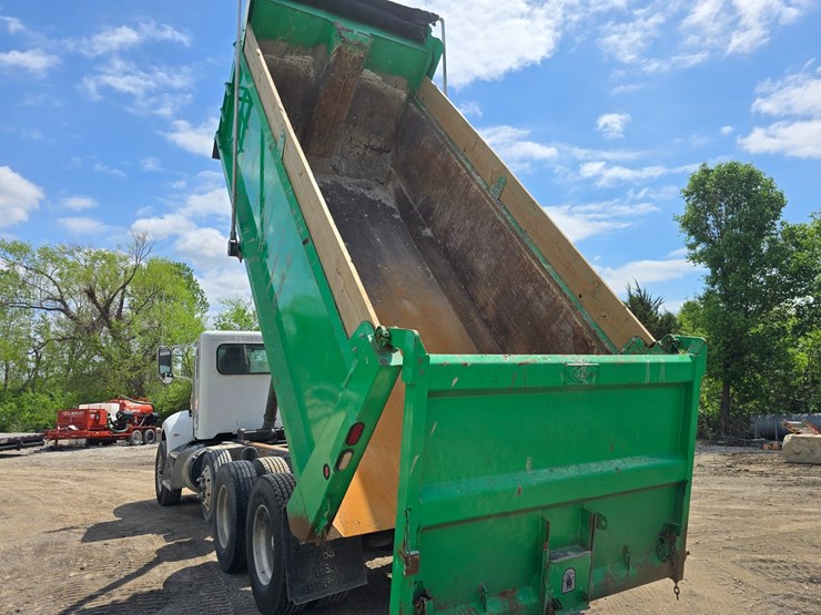 2017-peterbilt-348-image-53