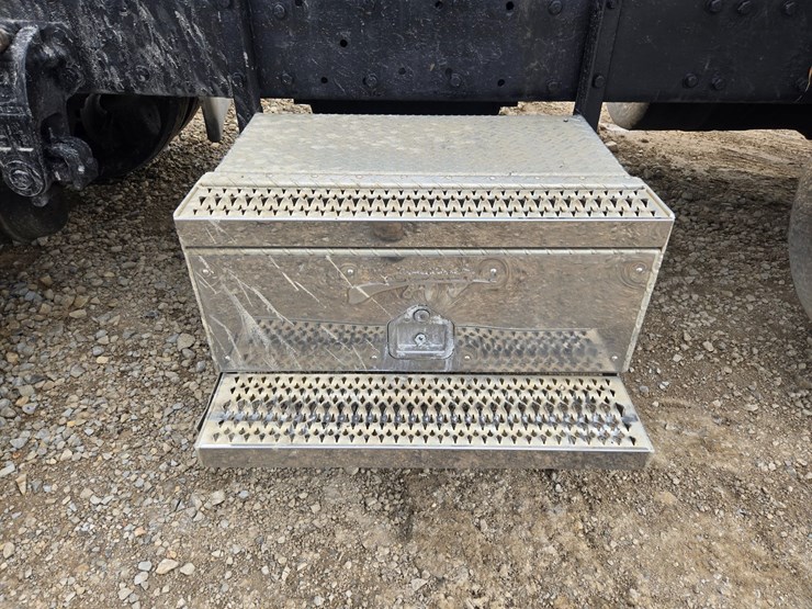 2000-peterbilt-379-image-94