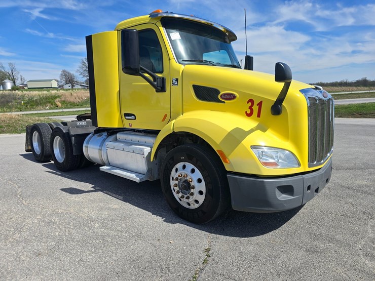 2017-peterbilt-579-image-19