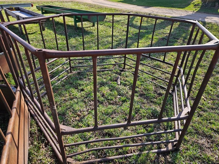 #546-•-round-bale-feeder-image-4