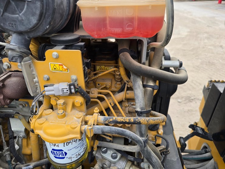 2018-caterpillar-cc24b-image-23