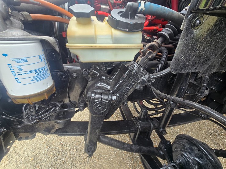 2012-freightliner-m2-106-image-37