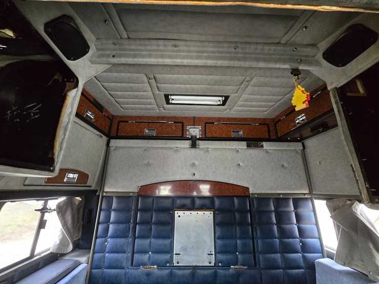 2000-peterbilt-379-image-68