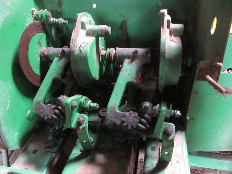 john-deere-336-image-12