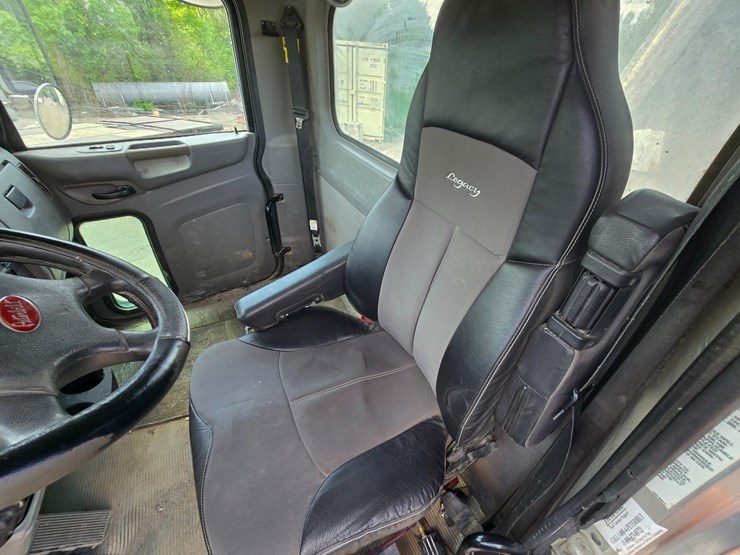 2017-peterbilt-348-image-104