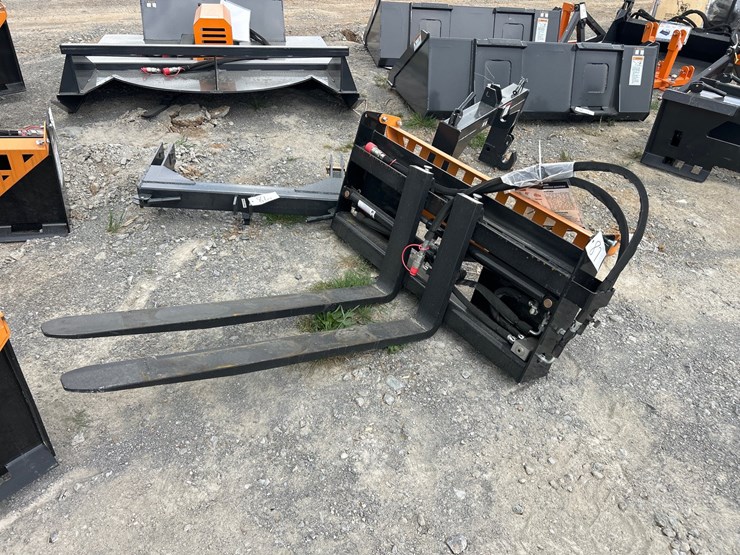 #87-•-hydraulic-skid-steer-pallet-forks-image-1
