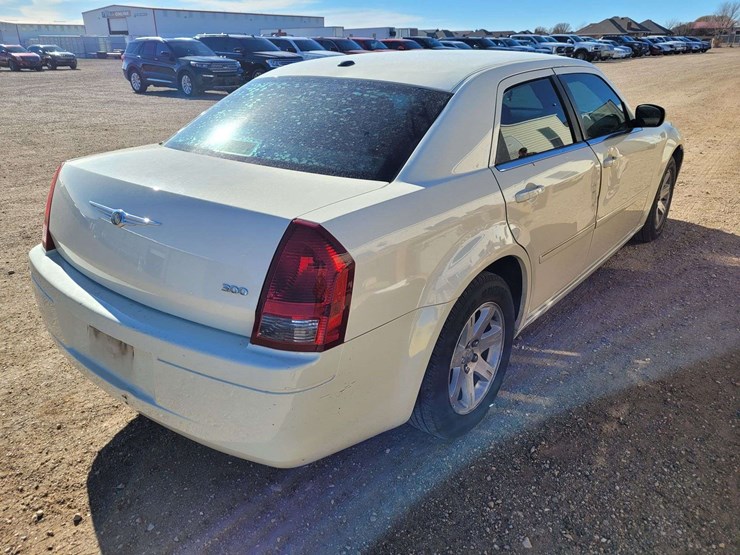 2007-chrysler-300-sedan-4d-image-3