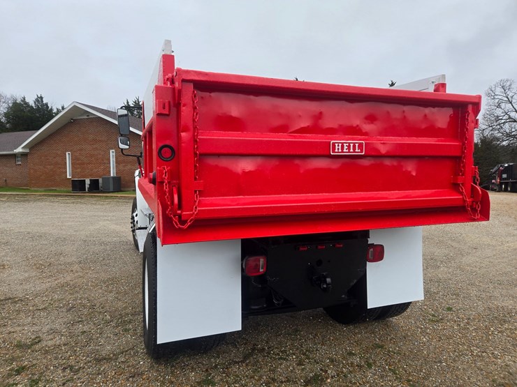 2012-freightliner-m2-106-image-12