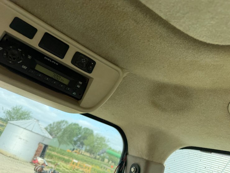 2012-john-deere-8235r-image-66