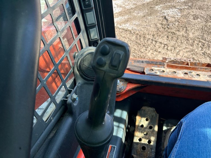 2017-kubota-ssv75-image-22