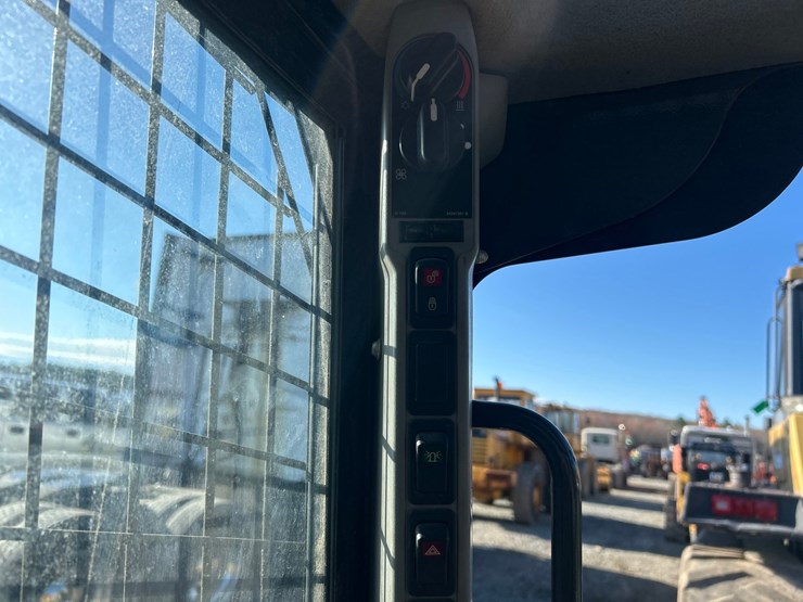 new-holland-l216-image-54