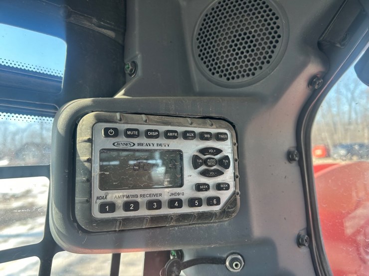 2018-kubota-ssv75-image-40