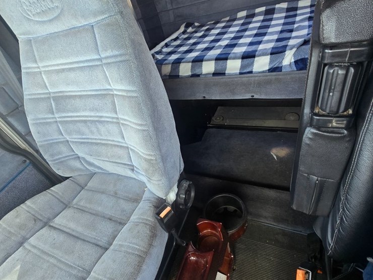 1996-peterbilt-377-image-70