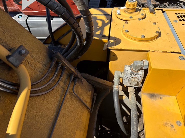 2009-deere-225-lc-image-32