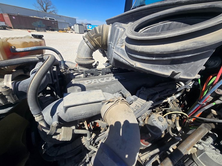 2016-peterbilt-579-image-28