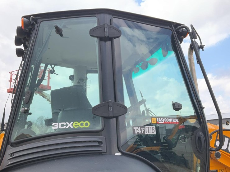 2023-jcb-3cx-image-40