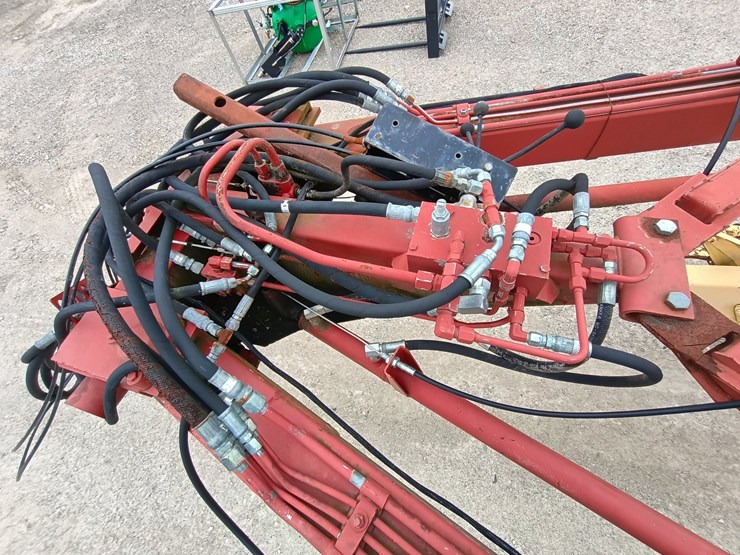 new-holland-216-image-11