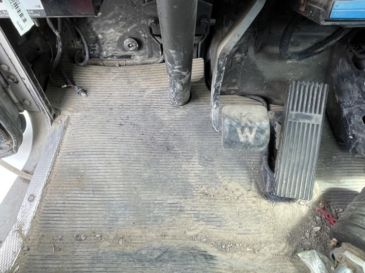 2004-kenworth-t300-image-32