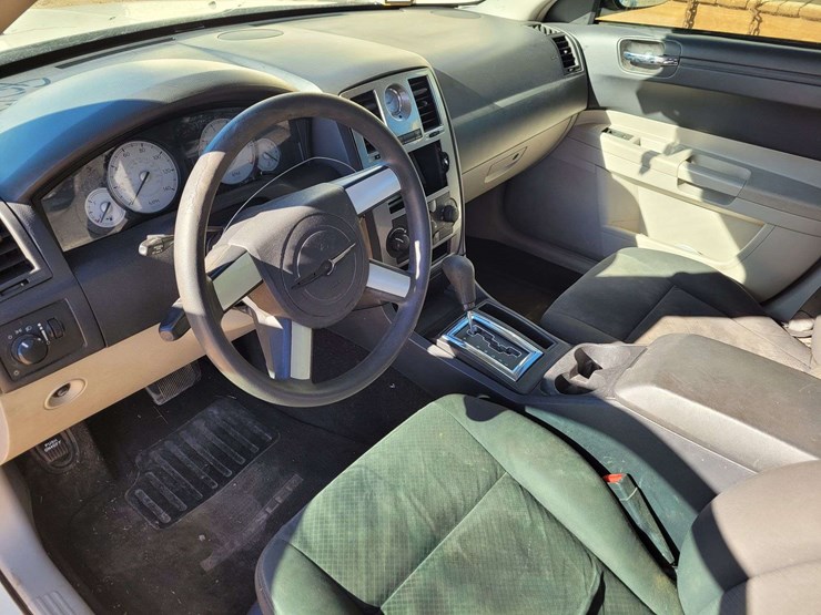 2007-chrysler-300-sedan-4d-image-10