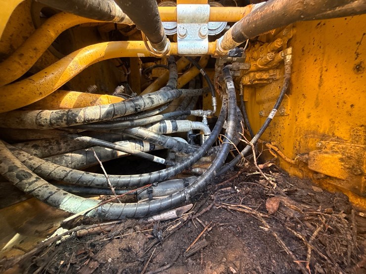 caterpillar-325-image-30