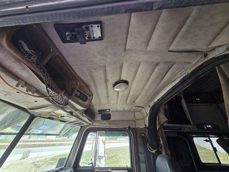 2000-peterbilt-379-image-54