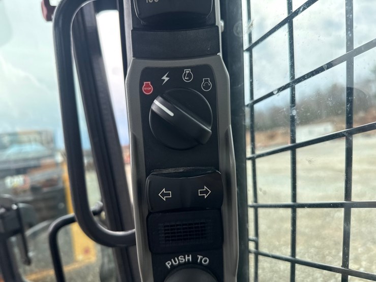 new-holland-l320-image-31