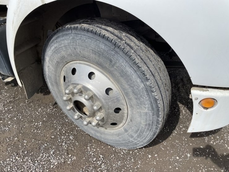 2004-kenworth-t300-image-11