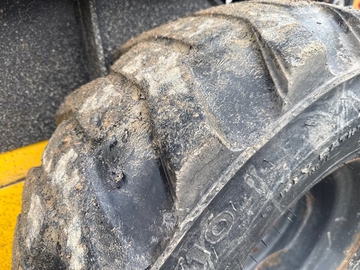 new-holland-l320-image-42