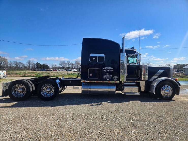 2005-peterbilt-379-image-23