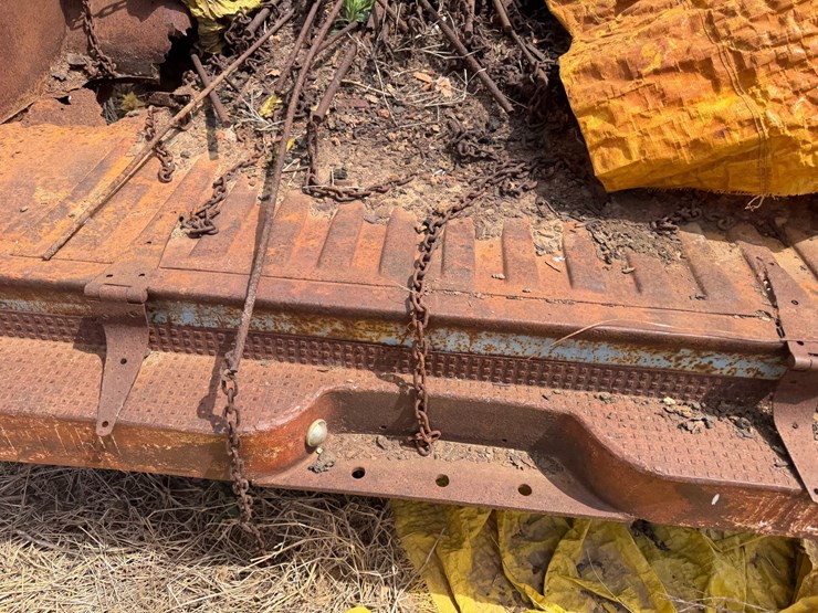 #45266-•-8.5'-bed-trailer-w/levee-spills-image-11