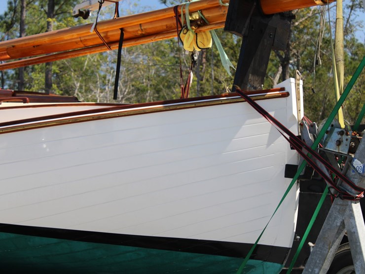 #9545-•-grimmalkin-–-18'-fenwick-williams-classic-wooden-catboat-w/-trailer-image-26