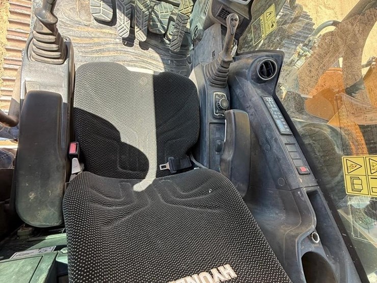 2017-hyundai-hx300l-image-21