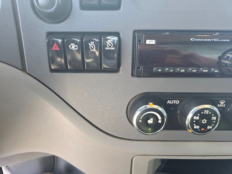 2017-peterbilt-579-image-49