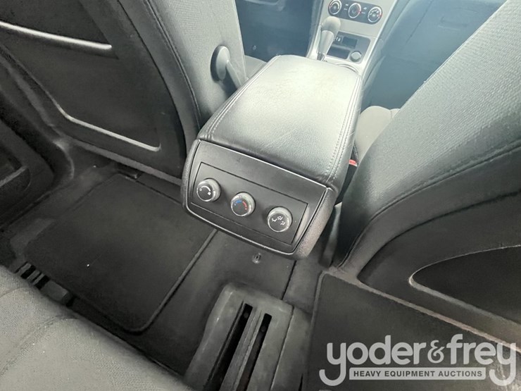 2012-gmc-acadia-image-35