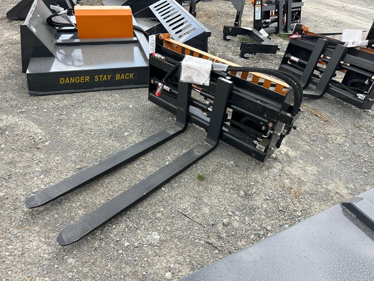 #90-•-hydraulic-skid-steer-pallet-forks-image-1