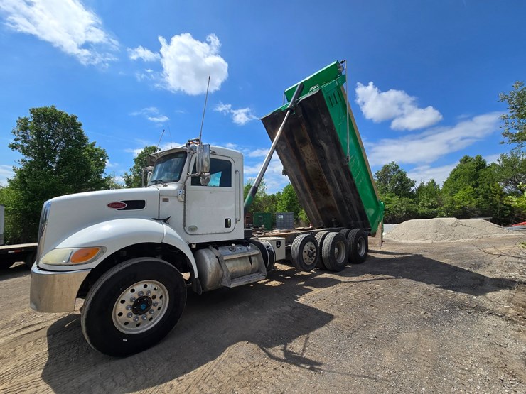 2017-peterbilt-348-image-47