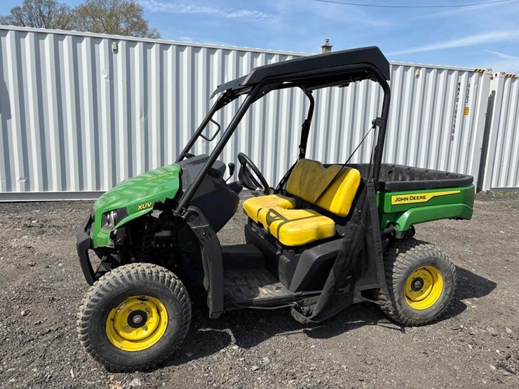 2022-john-deere-gator-image-1