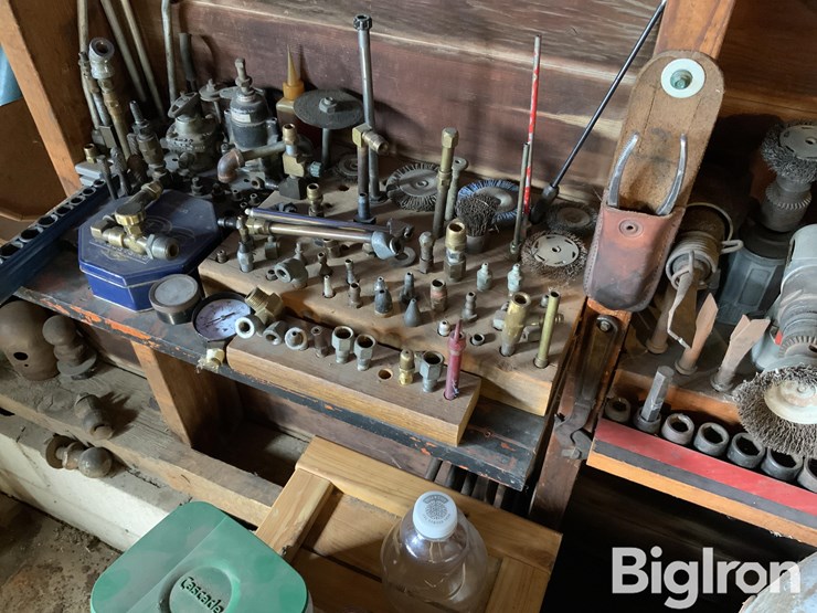 sanborn-30-gal-air-compressor-w/accessories-image-11