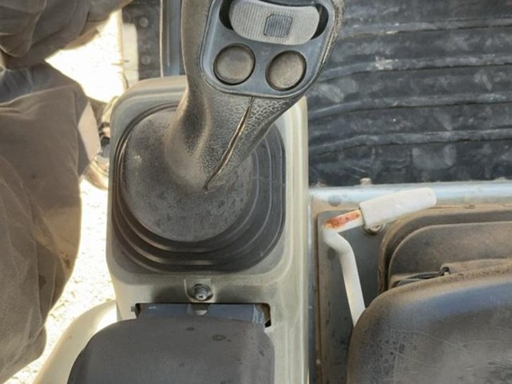 2017-takeuchi-tb240-image-26