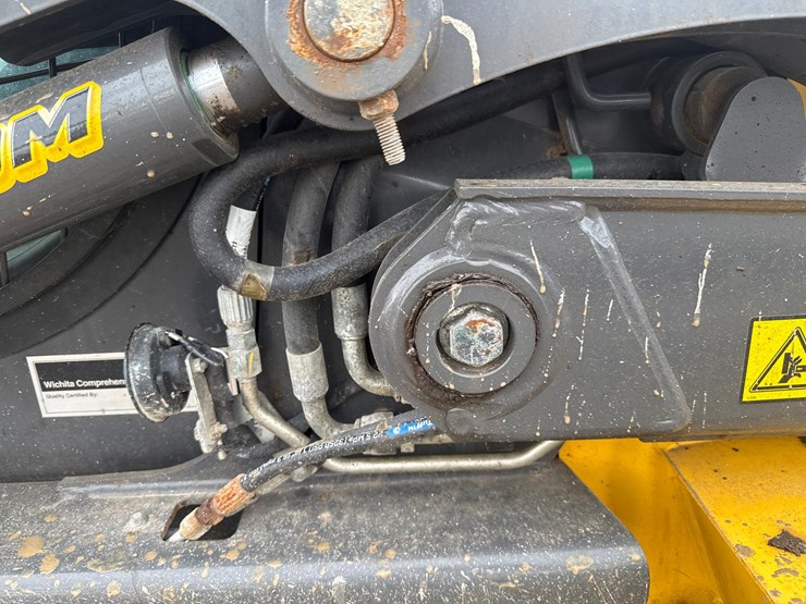 new-holland-l320-image-17