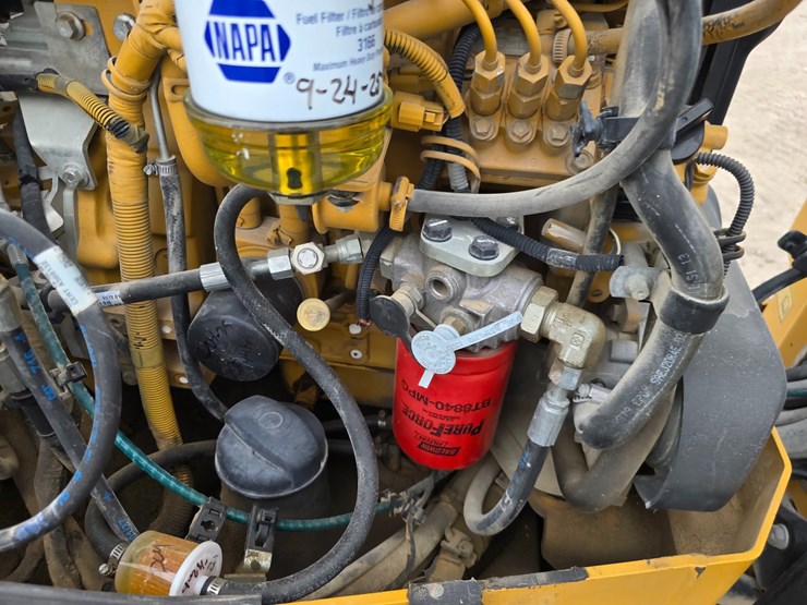 2018-caterpillar-cc24b-image-24