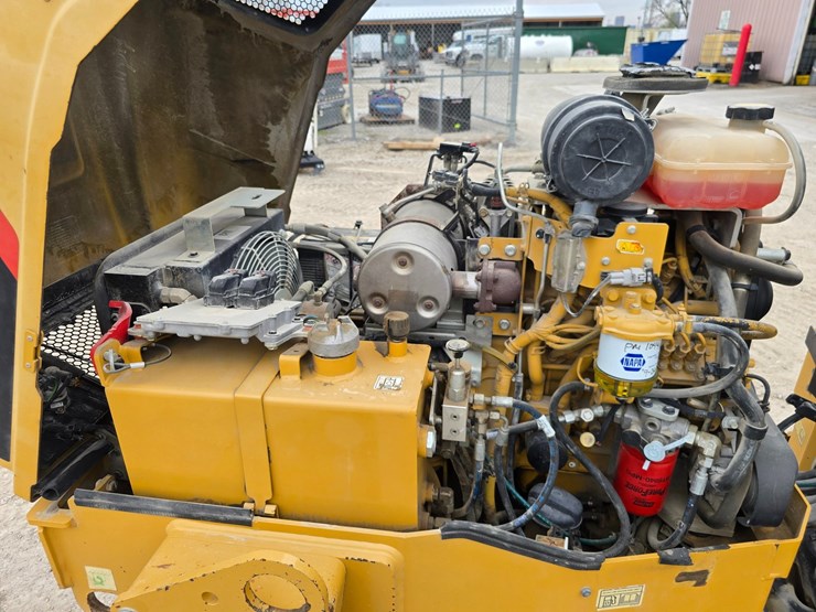 2018-caterpillar-cc24b-image-21