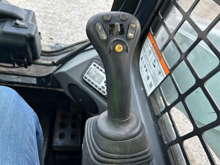 2022-bobcat-t770-image-21