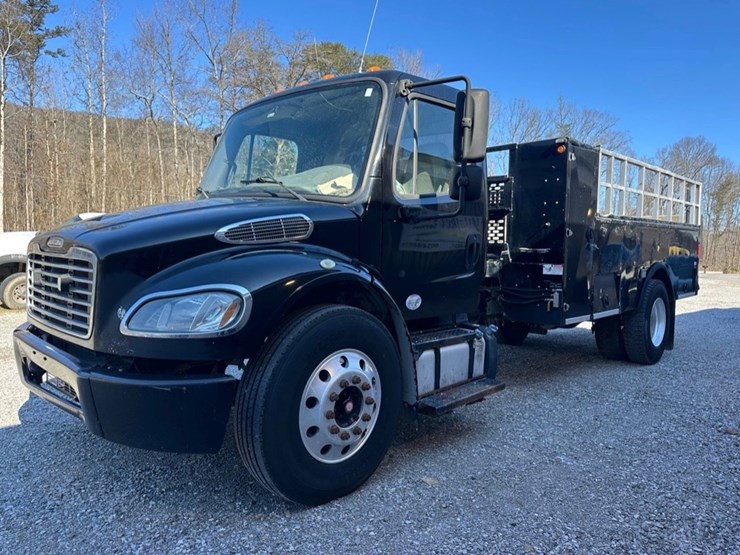 2017-freightliner-m2-106-image-3