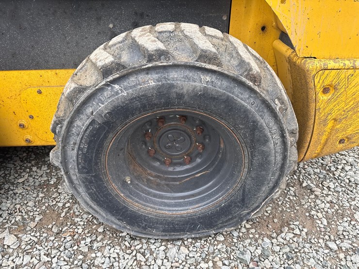 new-holland-l320-image-39