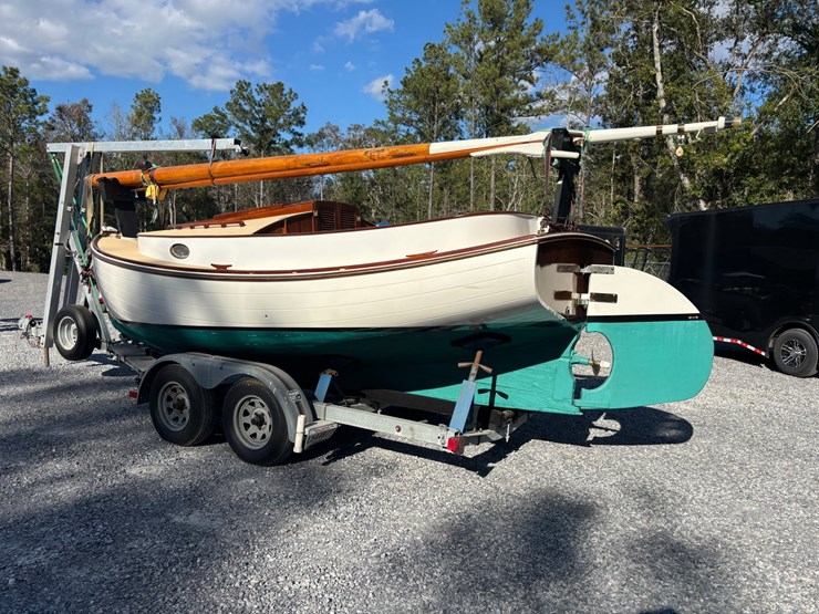 #9545-•-grimmalkin-–-18'-fenwick-williams-classic-wooden-catboat-w/-trailer-image-4
