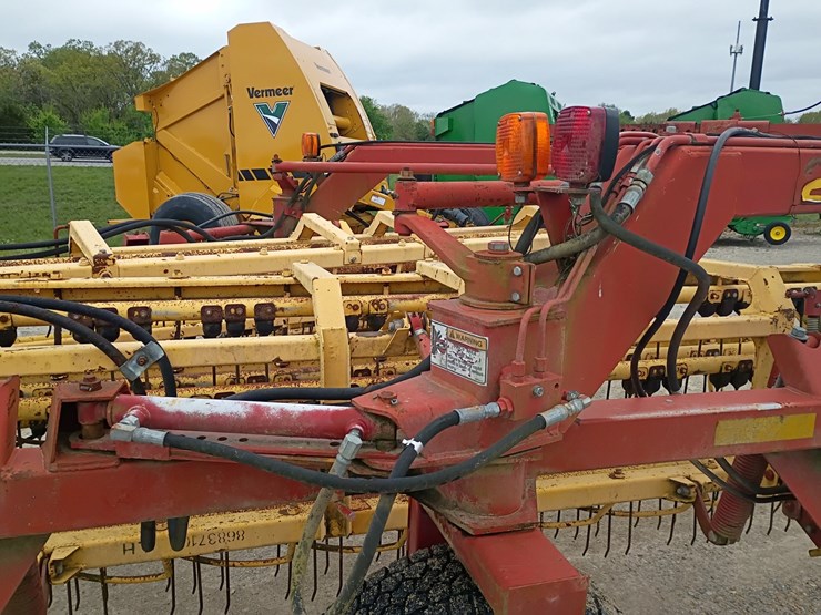 new-holland-216-image-17