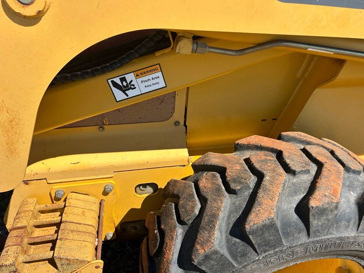 2008-deere-332-image-11