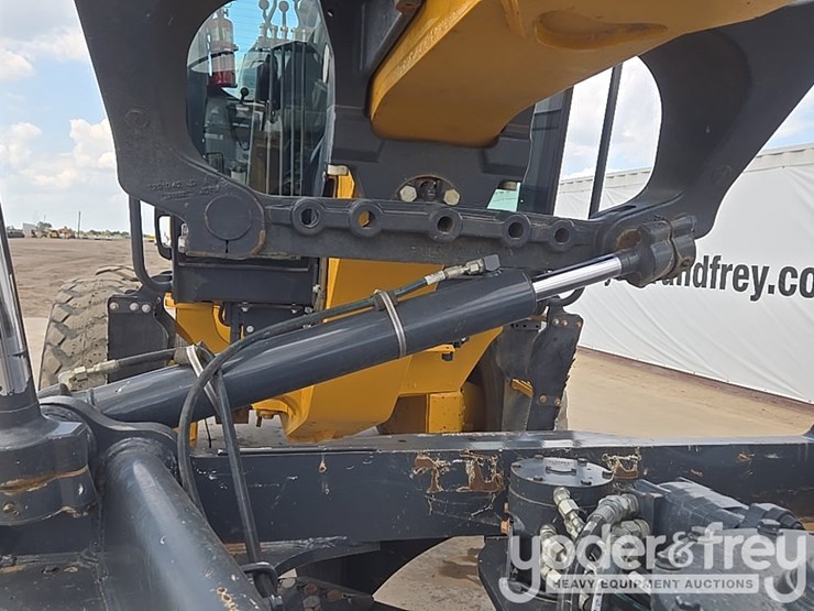 2019-deere-670g-image-41